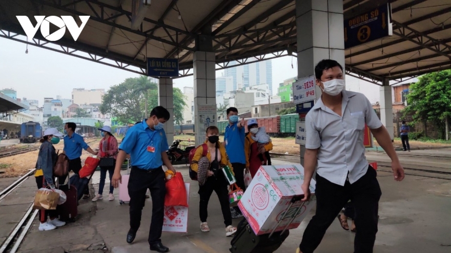 Poor labourers en route to hometown for Tet holiday